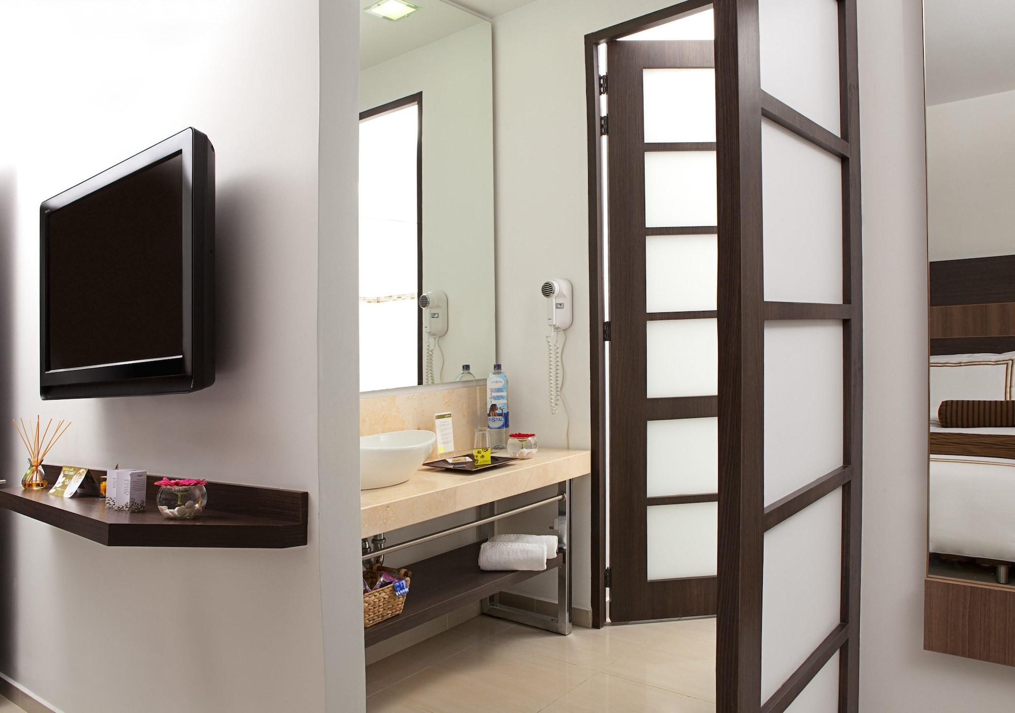 San Simon Hotel Pereira By Soratama エクステリア 写真 A bathroom with a flat screen television